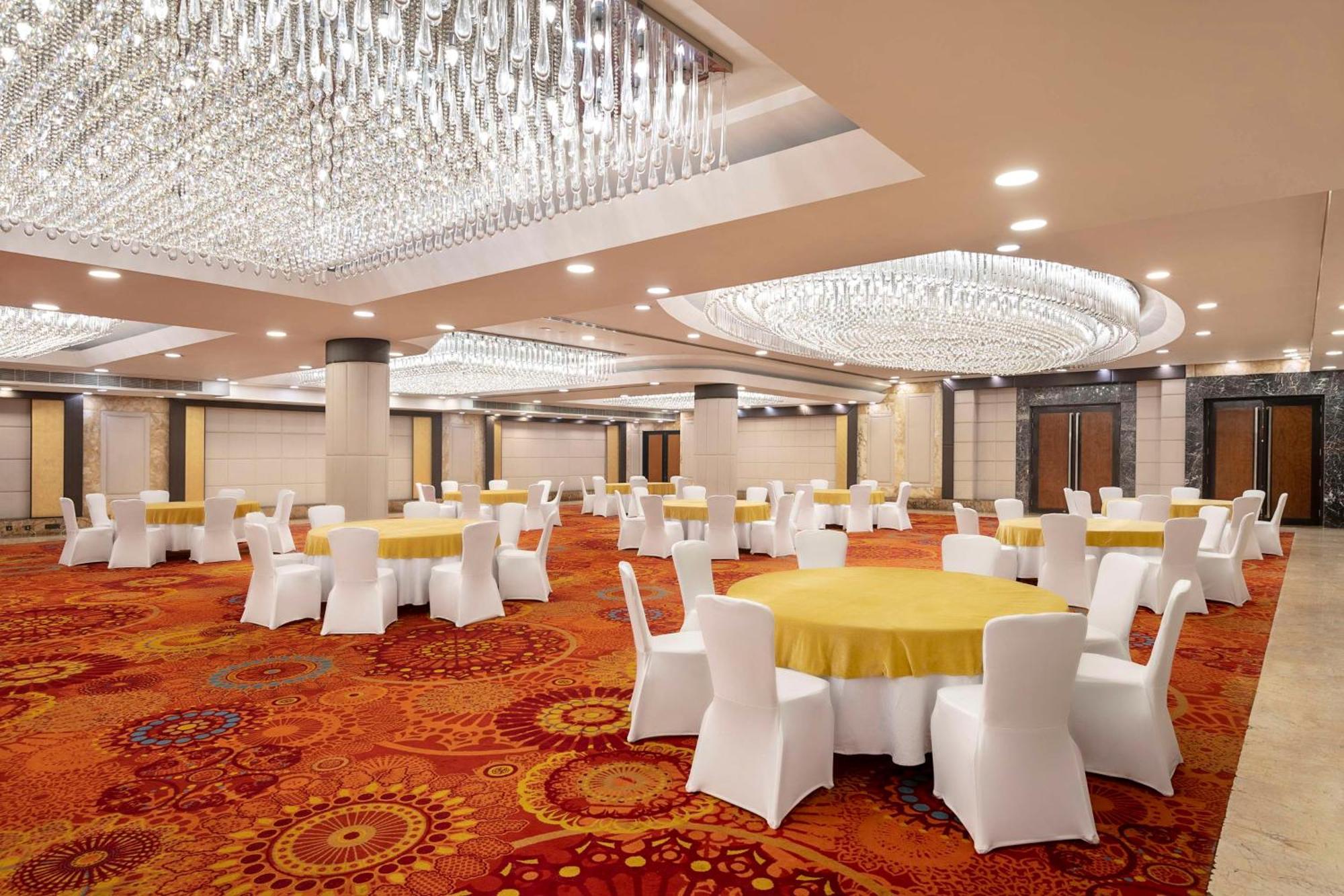 Radisson Blu Kaushambi Delhi NCR Hotel Ghaziabad Bagian luar foto
