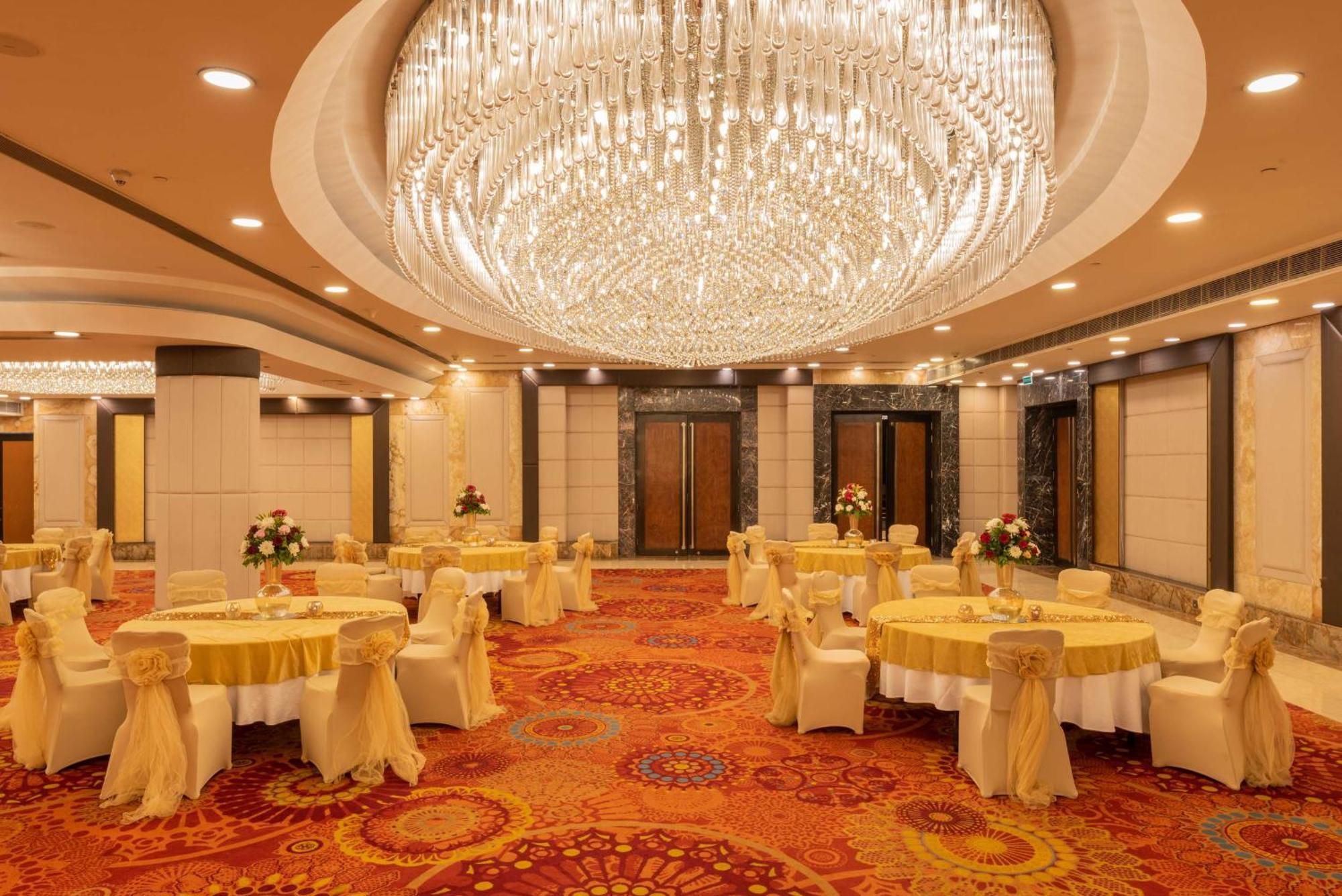 Radisson Blu Kaushambi Delhi NCR Hotel Ghaziabad Bagian luar foto